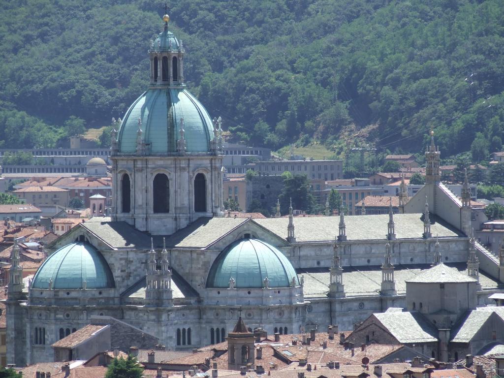 Victoria Hotels Carso Camnago Volta Екстер'єр фото